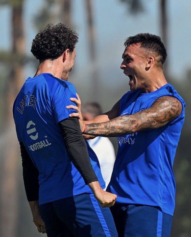 raffaelecaru's tweet photo. 🖤💙 https://t.co/rWehfL7PMw