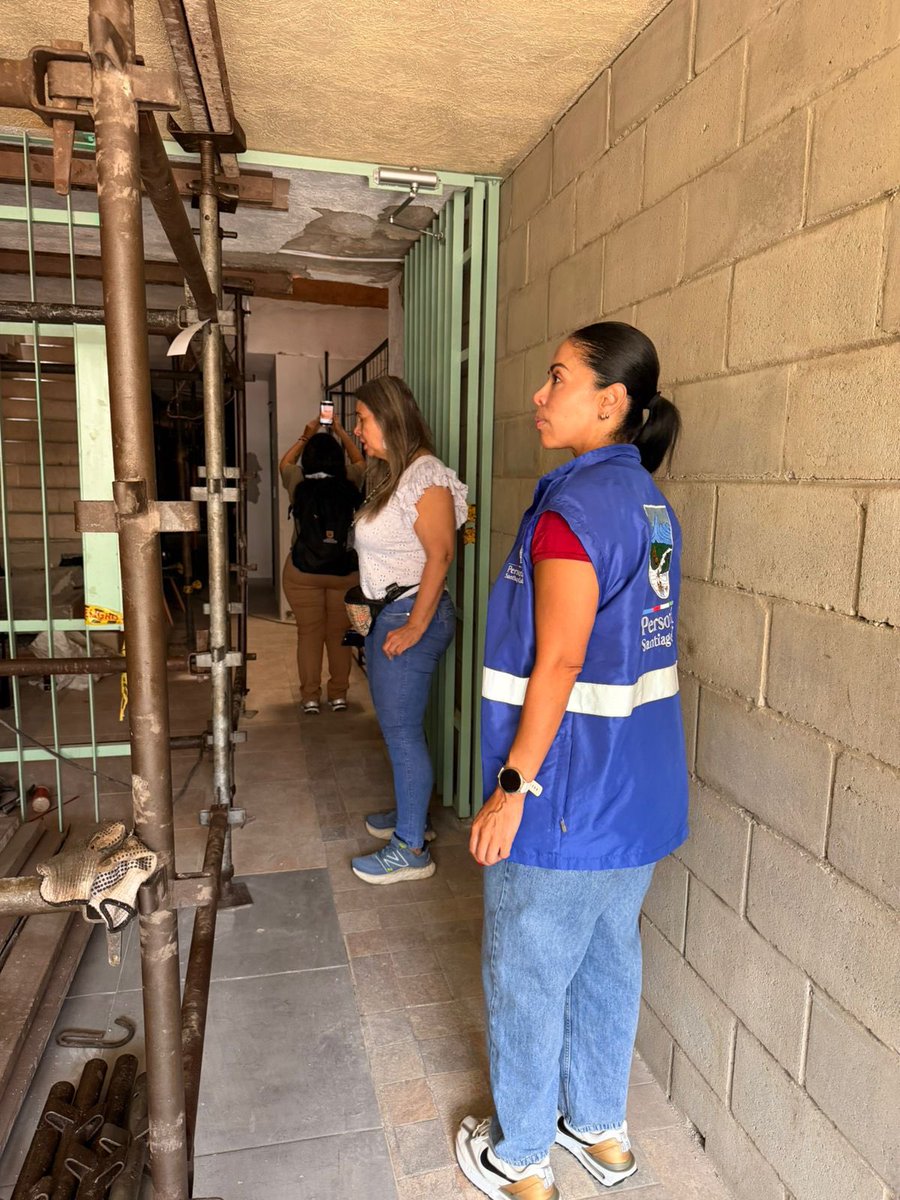 personeriacali's tweet photo. La Personería Distrital de Santiago de Cali realizó una visita de verificación al edificio Elkin, ubicado en la calle 5B4 #37-133, comuna 19, con el propósito de constatar las condiciones de seguridad de la estructura y las obras adelantadas ante la situación de riesgo advertida por la comunidad.

Durante el recorrido, junto con personal técnico y la inspectora de Policía de la comuna 19, se verificaron trabajos y adecuaciones en las zonas internas y externas de la edificación. Asimismo, se recomendó garantizar la implementación de las medidas de estabilización y apuntalamiento necesarias para proteger la integridad de quienes transitan o permanecen en el sector.

La Personería continuará haciendo seguimiento a las condiciones evidenciadas y a las actuaciones de las autoridades competentes.