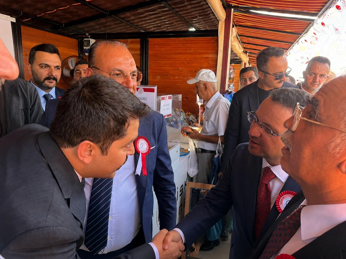 TarkanBANKUR's tweet photo. 📌 Adalet Bakanlığınca düzenlenen İşyurtları Ürün ve El Sanatları Fuarının açılış törenine Genel Başkan Yardımcılarımız Tarkan Ömer Bankur ve Mustafa Demirhan ile Tekirdağ Şube Başkanımız Fatih Soytürk, Ankara 11 Nolu Şube Başkanımız Ahmet Kırıcı, Ankara 14 Nolu Şube Başkanımız Ogün Duman ve yönetim kurulu üyeleri katılmışlardır. 

📌 Bu anlamlı etkinlikte emeği geçen başta Adalet Bakanımız Sn. Akın Gürlek ve Ceza İnfaz Kurumları Genel Müdürlüğü ile Tutukevleri İşyurtları Kurumu yetkililerine teşekkür ediyor, fuarın hayırlara vesile olmasını diliyoruz.

@abakingurlek
@hyksel19
@CahitCihadSari