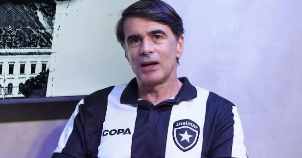 ricardoazambuja's tweet photo. Excelente entrevista do João Moreira Salles para o Arena.

Ele se coloca como um amador, mas o pensamento é de um profissional que entende exatamente qual é o ponto central que precisa ser “atacado” para construir um Botafogo saudável e vencedor no futuro: a base.

O projeto dele e do Walter deveria ser visto pelo Botafogo como algo tão importante quanto a Recuperação Judicial, por exemplo.

Estamos falando de um investimento altíssimo, que contempla a construção de toda a estrutura física e os custos de funcionamento do CT durante cinco anos. E, mais importante, de um projeto que carrega uma preocupação social enorme: formar cidadãos, e não apenas jogadores de futebol.

Espero, sinceramente, que exista um alinhamento entre os Moreira Salles, a GDA e o Social. Estamos falando de um projeto que pode mudar positivamente o Botafogo para toda a sua existência futura.