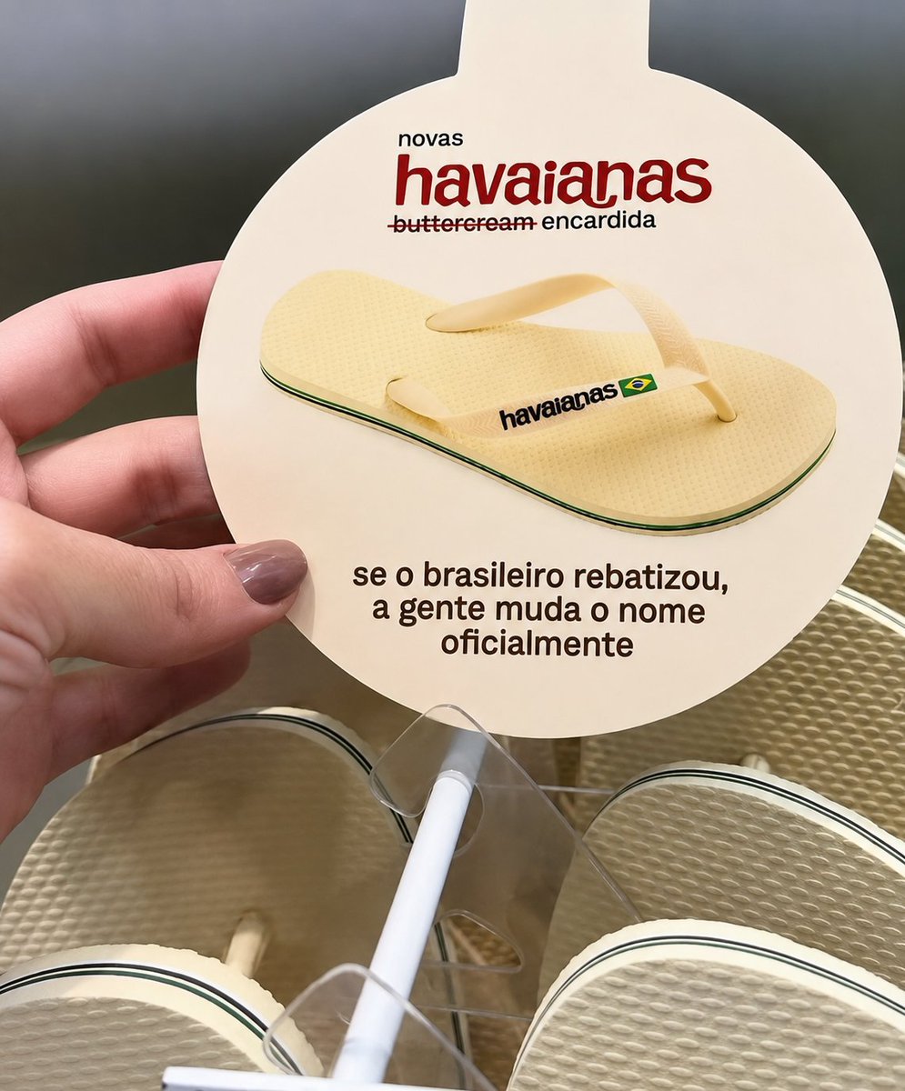 stargirlzm's tweet photo. a risada sincera que eu dei quando descobri que a havaianas trocou o nome de buttercream pra ENCARDIDA por causa dos brasileiros https://t.co/21uGhGx24b