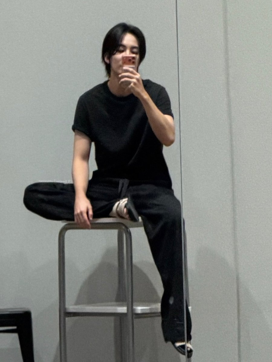 haniwadda's tweet photo. just JEONGHAN watching DINO practice ~ he’s kinda attached to that chair kkk. the different styles😭✋🏻 

july 29                                       july 31 https://t.co/YxtryuMJFG