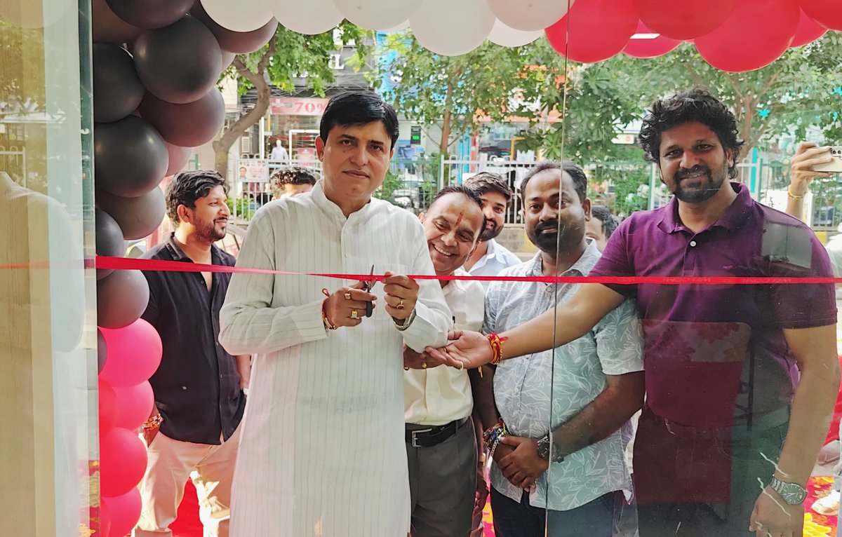 bcvashishtabjp's tweet photo. Delighted to inaugurate the new Kore Mobile showroom (Durgapuri) today as Chief Guest! 🎉 Proud to support a store that brings cutting-edge technology and great gadgets closer to everyone. Do visit and explore their amazing collection! 🔌📱🔥
#GrandOpening #vivo @koremobileindia https://t.co/bq0lbvJvZF