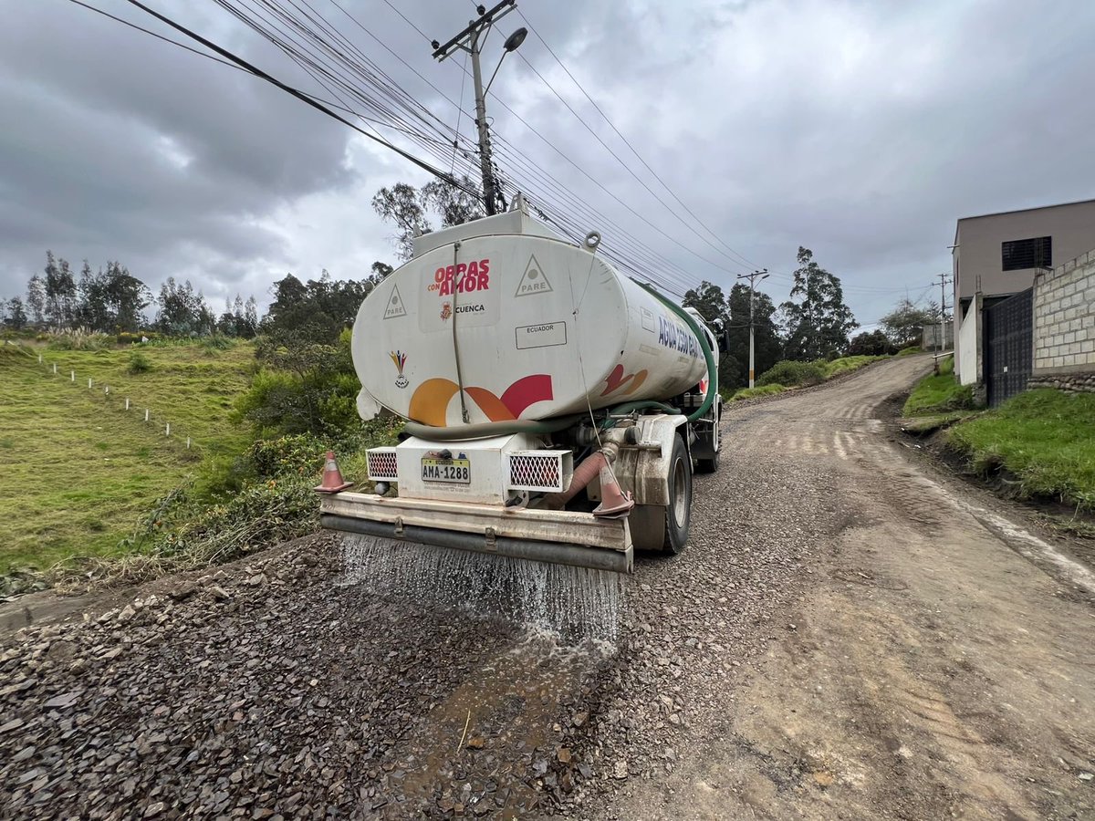 OOPPCuenca's tweet photo. 🚜 Continuamos con obras de lastre

Maquinistas , obreros e ingenieros 👷 trabajan arduamente en el mantenimiento vial de lastre en los siguientes sectores :

✅ San Antonio de Gapal (El Valle)
✅ Shiricay (San Sebastián)

#QueCuencaNosUna 

@MarisolPenaloz2 https://t.co/vMCW0eSDsh