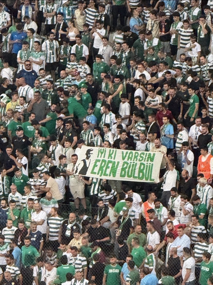 XHulagu8's tweet photo. Bursaspor'un açtığı pankart;

"İYİ Kİ VARSIN EREN BÜLBÜL." 🇹🇷 https://t.co/oIsdbj3jiE