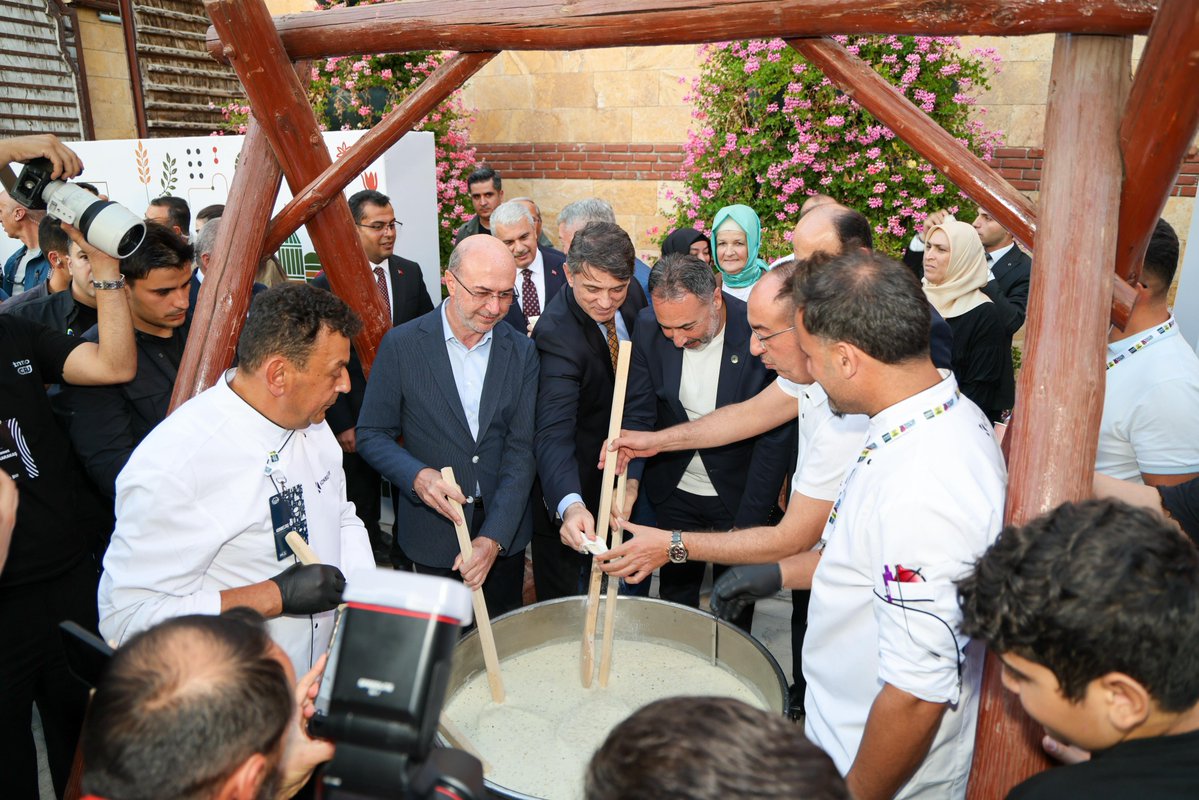 a_pekyatirmaci's tweet photo. Konya Büyükşehir Belediyemizin bu yıl dördüncüsünü düzenlediği Konya GastroFest’in açılış programına katıldık.

Selçuklu Belediyesi olarak biz de Sille Mutfağı’yla festivalde yerimizi alarak, binlerce yıllık tarihe sahip Sillemizin yöresel lezzetlerini hemşehrilerimizle buluşturuyoruz.

Şehrimizin gastronomi zenginliğinin tanıtılmasına önemli katkı sunan bu kıymetli organizasyon için Konya Büyükşehir Belediye Başkanımız Uğur İbrahim Altay ve ekibine teşekkür ediyorum.

6 Eylül Pazar gününe kadar devam edecek festivale tüm hemşehrilerimizi davet ediyorum.

| @u_ibrahim_altay

📌 Kalehan Ecdat Bahçesi

#KonyaGastroFest