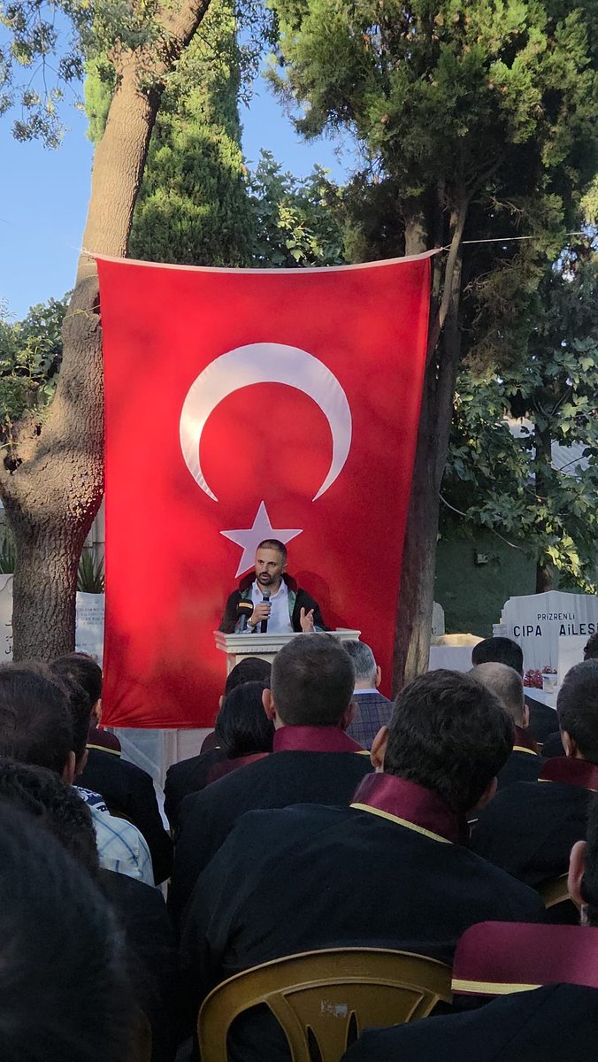 HudaParHukuk's tweet photo. 3 Eylül 2006 tarihinde İsmailağa Camii’nde bıçaklanarak şehit edilen Bayram Ali Öztürk Hoca’nın şehadetinin 20. yıl dönümünde düzenlenen anma programına, Başkanlığımız bünyesindeki hukukçu heyetimizle katıldık. Heyetimiz adına Komisyon Üyemiz Av. Hasan Ece açıklamalarda bulundu.

İlmiyle amel eden, toplumsal önderliği ve şahsiyetiyle geniş bir kesimin muhabbetini kazanan Bayram Ali Öztürk’ün katledilmesinin ardından yürütülen soruşturmanın yalnızca fiilî faille sınırlı kalması; dosyadaki dijital materyallere ilişkin soru işaretlerinin giderilmemesi, muhtemel azmettiriciler ve ihmali bulunan kişiler yönünden olayın bütün boyutlarıyla aydınlatılamaması, aradan geçen yirmi yıla rağmen kamuoyu vicdanındaki şüpheleri canlı tutmaktadır.

Aile avukatlarının başvurusu üzerine yeniden başlatılan soruşturmanın etkin ve kapsamlı biçimde yürütülmesi; cinayetin arka planının, varsa azmettiricilerinin ve ihmali bulunanların ortaya çıkarılması gerekmektedir. Zamanın geçmesi hakikati hükümsüz, adalet arayışını gereksiz kılmaz.

Bu vesileyle, Adalet Bakanlığı nezdinde faili meçhul suçların aydınlatılmasına yönelik yürütülen çalışmalar kapsamında bu dosyanın da bütün yönleriyle ele alınmasını ve karanlıkta kalan noktaların aydınlatılması için gerekli irade ortaya konulmalıdır.