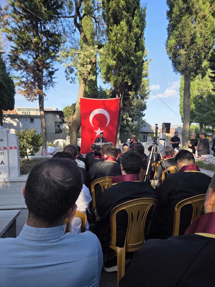 HudaParHukuk's tweet photo. 3 Eylül 2006 tarihinde İsmailağa Camii’nde bıçaklanarak şehit edilen Bayram Ali Öztürk Hoca’nın şehadetinin 20. yıl dönümünde düzenlenen anma programına, Başkanlığımız bünyesindeki hukukçu heyetimizle katıldık. Heyetimiz adına Komisyon Üyemiz Av. Hasan Ece açıklamalarda bulundu.

İlmiyle amel eden, toplumsal önderliği ve şahsiyetiyle geniş bir kesimin muhabbetini kazanan Bayram Ali Öztürk’ün katledilmesinin ardından yürütülen soruşturmanın yalnızca fiilî faille sınırlı kalması; dosyadaki dijital materyallere ilişkin soru işaretlerinin giderilmemesi, muhtemel azmettiriciler ve ihmali bulunan kişiler yönünden olayın bütün boyutlarıyla aydınlatılamaması, aradan geçen yirmi yıla rağmen kamuoyu vicdanındaki şüpheleri canlı tutmaktadır.

Aile avukatlarının başvurusu üzerine yeniden başlatılan soruşturmanın etkin ve kapsamlı biçimde yürütülmesi; cinayetin arka planının, varsa azmettiricilerinin ve ihmali bulunanların ortaya çıkarılması gerekmektedir. Zamanın geçmesi hakikati hükümsüz, adalet arayışını gereksiz kılmaz.

Bu vesileyle, Adalet Bakanlığı nezdinde faili meçhul suçların aydınlatılmasına yönelik yürütülen çalışmalar kapsamında bu dosyanın da bütün yönleriyle ele alınmasını ve karanlıkta kalan noktaların aydınlatılması için gerekli irade ortaya konulmalıdır.