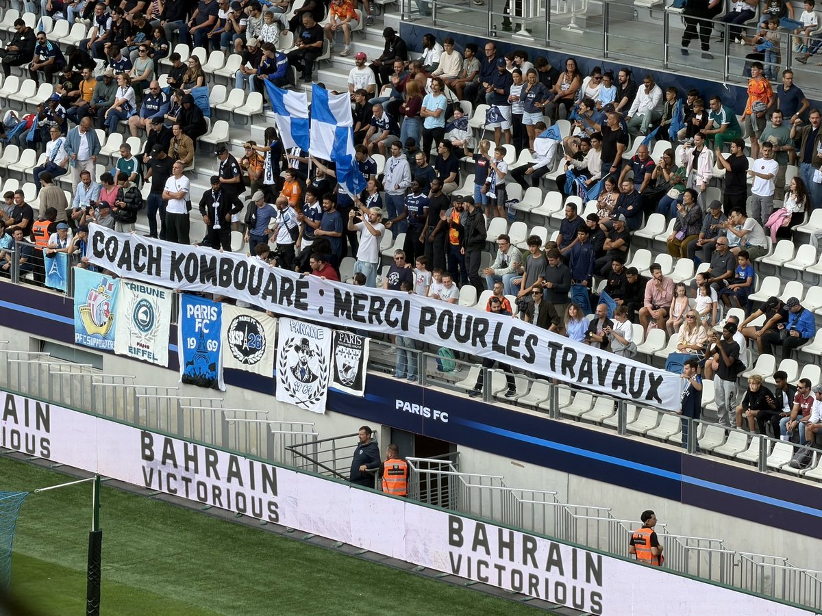 KSP26_parisfc's tweet photo. Paris FC - OGC Nice
@ligue1 - J2
30/09/26
Message de remerciements pour le Coach Kombouaré qui a assuré le maintient la saison passée
Sur le terrain nos parisiens l'emportent face à Nice 3 buts à 0
🔵⚪
Crédits photos : Paris FC
#ligue1 #parisfc #KSP26 #tribuneEiffel #PFCOGCN https://t.co/2h3tIend1d