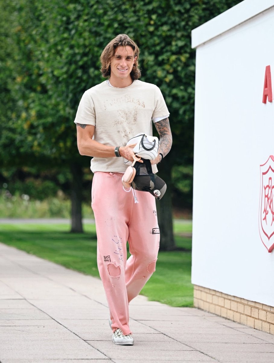GoonerSweetMama's tweet photo. #ForeverSummer #SunLovers
#APoxOnYourPumpkinSpice
Riccardo Calafiori understands the happiness assignment.
Fitted cream T.
Pink for cheerful vibes.
We donโt wear jackets in September because itโs still summer! https://t.co/GWhUqbmmEc