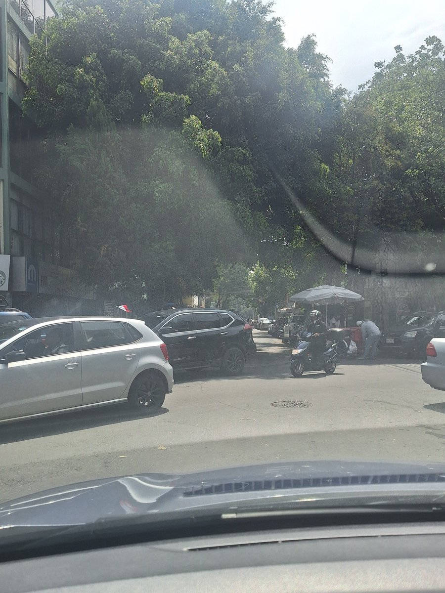 Happy_Anessa's tweet photo. Solicito apoyo para que retiren auto estacionado a media calle 
@UCS_GCDMX @OVIALCDMX @SSC_CDMX en la esquina de Victor Hugo y Bulgaria en @La_Portales 
Y de una vez revisar como todos los talleres siempre tienen hasta en 3 filas coches estacionados que obstruyen la vialidad https://t.co/5Vz1bC0d6J