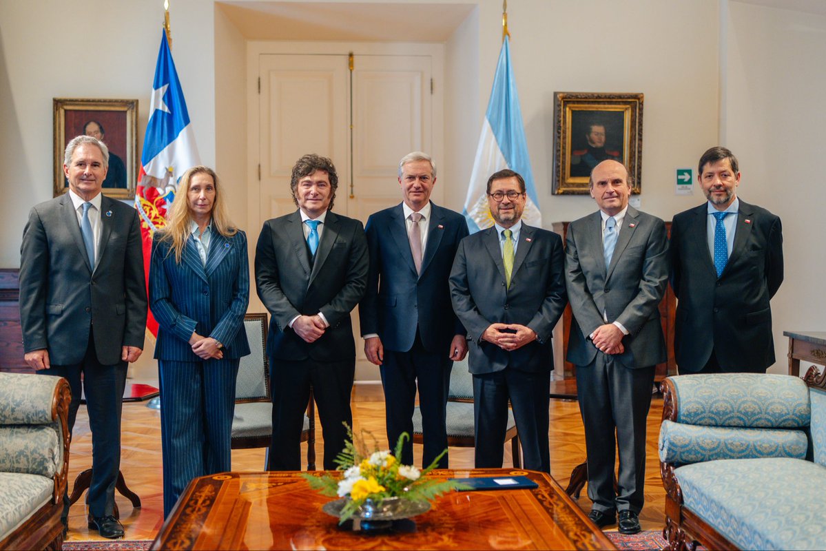 GobiernodeChile's tweet photo. 🇨🇱🇦🇷 El Presidente José Antonio Kast recibió en el Palacio de La Moneda al Presidente de Argentina, Javier Milei, en el marco de su visita oficial a Chile.

Ambos mandatarios sostienen una reunión bilateral para abordar temas de interés común y continuar fortaleciendo la relación entre Chile y Argentina.