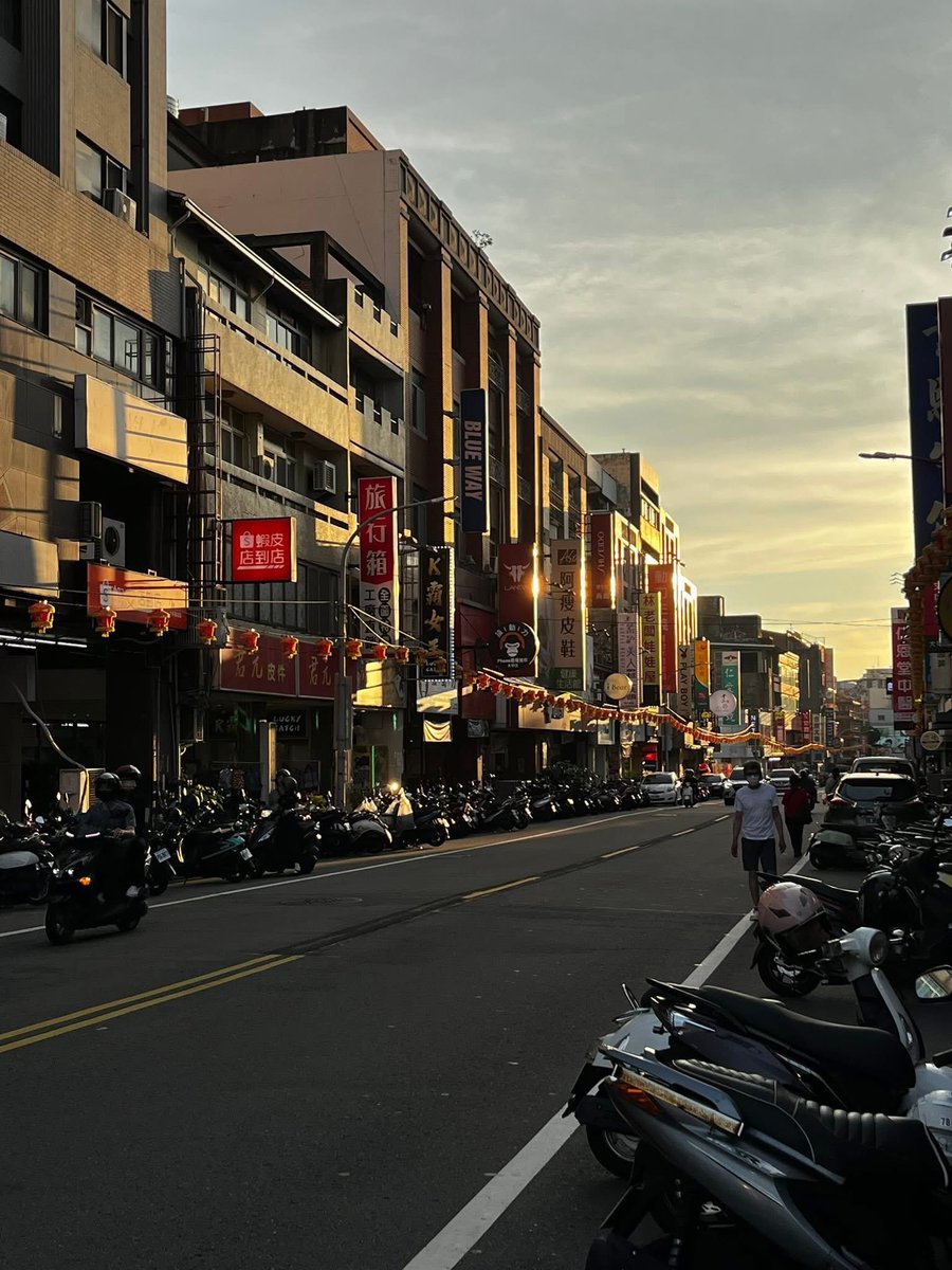 DorsWu's tweet photo. The street is full of the sunset light.

#DaJiaDistrict
#TaichungCityTaiwan
#TheSmellOfCalm https://t.co/QcJxLhUvYR