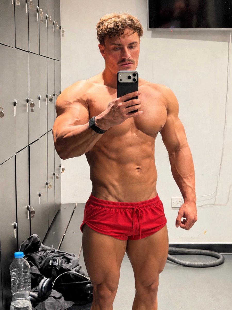 juicyalphajames's tweet photo. Are these too short to train in? 🤔 https://t.co/FruckCCkjE
