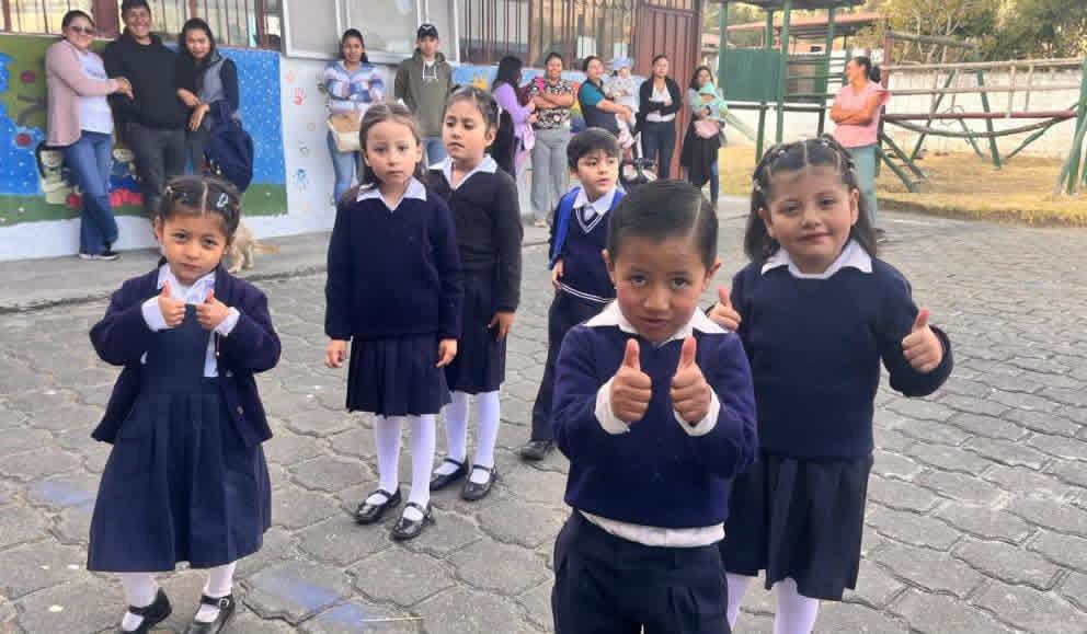 EducacionZ3_Ec's tweet photo. [COTOPAXI] 👧🏻✏️Con entusiasmo, nuevas ilusiones y espacios renovados 86.127 estudiantes regresan a las aulas para comenzar un nuevo año lectivo #SierraAmazonía, acompañados por docentes y familias que son parte fundamental de este camino. 

#VolvemosAlAula https://t.co/z4yT1cWiTJ