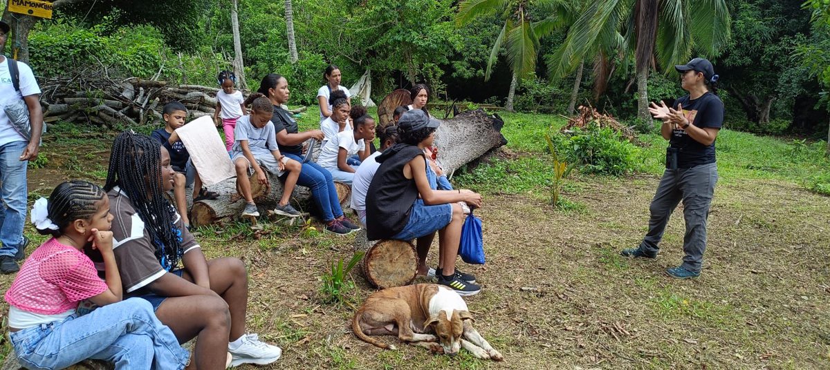 ICACOLOMBIA's tweet photo. En San Andrés, lideramos la “Misión: Alerta en la Laguna”. 🏝️🔝

La Laguna Big Pond se convirtió en un aula al aire libre donde 15 niños y jóvenes aprendieron a reconocer aves silvestres, identificar señales de alerta y conocer cómo se activa la vigilancia frente a enfermedades como la influenza aviar. 🐔

Aquí te contamos el desarrollo de la jornada: 🔗 https://t.co/HWl1i2BUWs

#ElDato 👀: durante la misión, los niños identificaron posibles signos clínicos, conocieron y aplicaron medidas de bioseguridad mediante el uso de overoles, guantes y tapabocas, y realizaron una toma simulada de muestras mediante hisopados traqueales y cloacales, siguiendo de manera didáctica el procedimiento empleado por el ICA ante una notificación sanitaria. 📝💪🏽