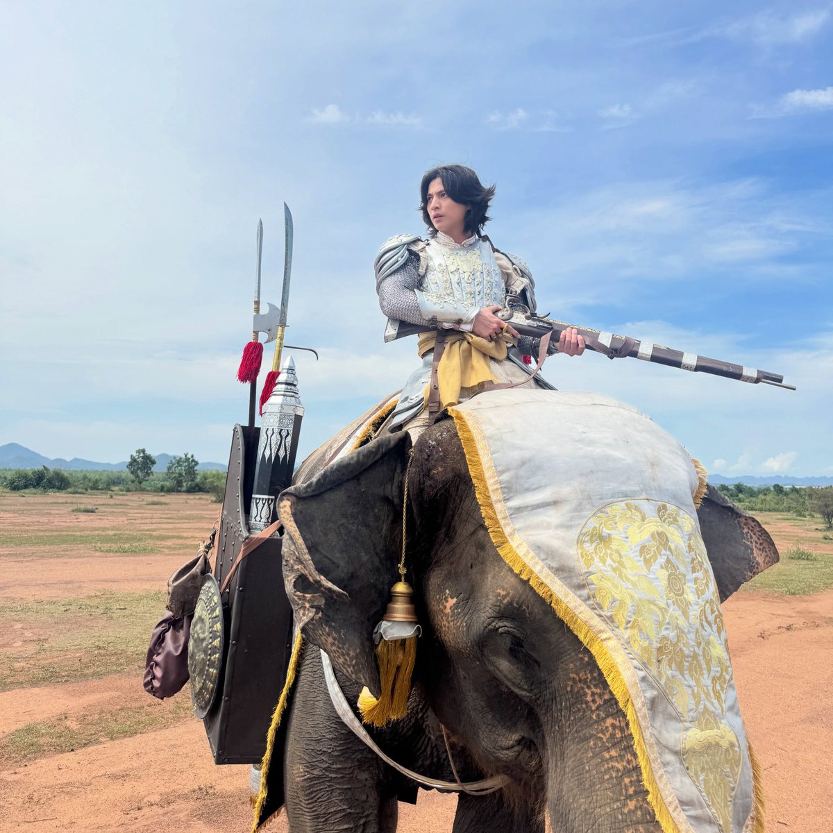 Cyanide24121990's tweet photo. อยากอวยน้องกลัฟ ว่าเธอหน่ะเก่งที่สุดในใจมัมหมีเลย จากที่น้องเล่ามาคือต้องทรงตัวบนช้างค่อนข้างยากเพราะน้องโคลงเคลง ขี่ช้างค���อเรียนหน้าเซทแล้วถ่ายเลย ด้วยเวลาของทั้งคนและช้างมีค่อนข้างจำกัด  ตอนขี่ช้างต้องเอาขาเกี่ยวไว้หลังหูน้องเพื่อบังคับเขา ซึ่งใช้เวลาถ่ายค่อนข้างหลายชั่วโมงมันก็ค่อนข้างเมื่อย แต่ภาพออกมาดีและเท่มากเลย เก่งมากๆเลยแหละ ชุดก็ส่งคนมาก ชอบมากเลยฉากนี้🤧

@gulfkanawut 
#Gulfkanawut