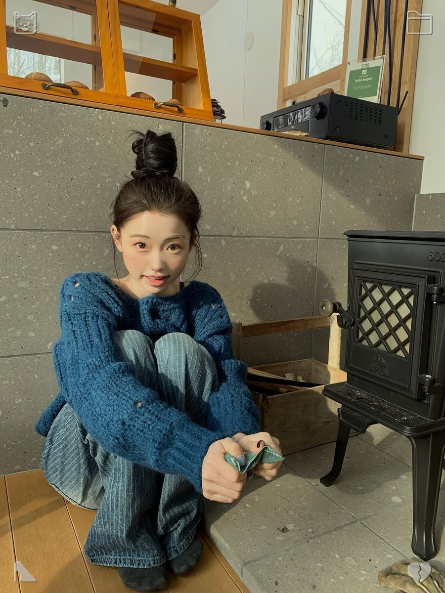 brendacrn_'s tweet photo. 🛩True joy is crafted at home. Clara snatches her handbag, tucking her mobile and keys within, and lingers near the entrance. Shortly after, a tap sounds at the door; she swings it open, a grin spreading across her face as she spots Mia waiting outside. https://t.co/UmpRVXxd0e