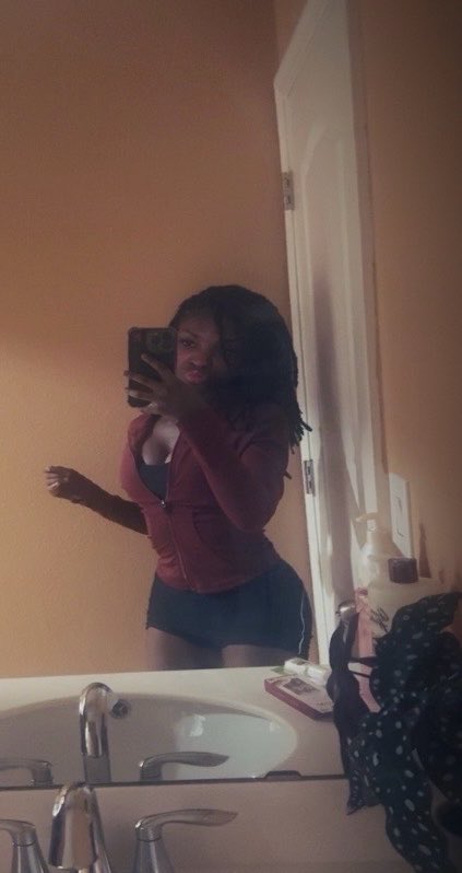 briswlrd's tweet photo. Pretty asf #slimthick #locs #pettie https://t.co/6R6jkMEzXX