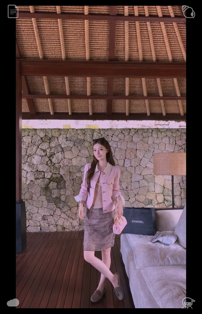 _amaaandac's tweet photo. 🛋️ Desk lamp featuring adjustable light levels. As dawn breaks, I greet a fresh year, a brand-new day, and another opportunity. Positioning myself before the mirrors, I capture a snapshot and murmur softly, “This is your moment. Glow brilliantly. Show courage. Embrace yoursel https://t.co/wGztC9dDLP