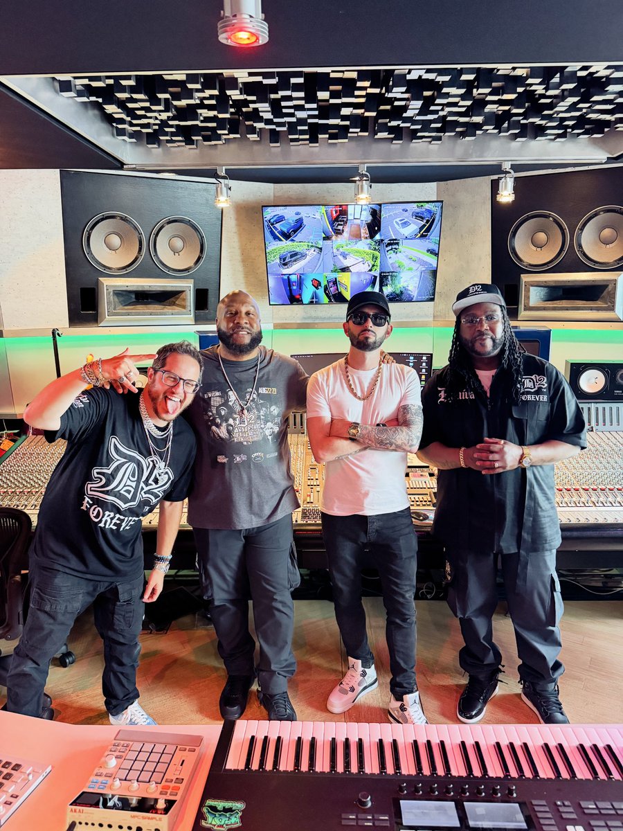 eminem_tribute's tweet photo. These chicks don’t even know the name of my band. 👀
#D12 #MichaelMathers #Detroit #MySalsa #ThisIsStan https://t.co/gPlfJAr0uE