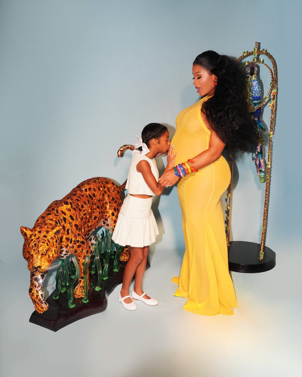 wavecheckers's tweet photo. Joseline Hernandez with her husband &amp; daughter 💛 https://t.co/YBoht5DEIQ
