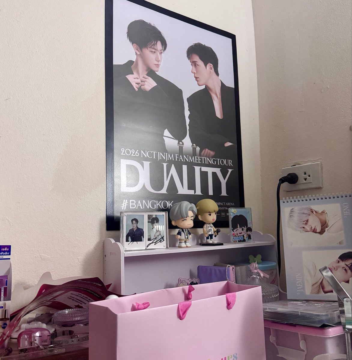 arrbbh's tweet photo. โปสเตอร์คอน jnjm ใส่กรอบแล้วฟินมาก ดีมาก A2 แล้วกรอบสีดำเข้ากับโปสมากใส่ได้พอดีเป๊ะเลย

พิกัด https://t.co/M5dMnjTJqx https://t.co/UGpyTNIoEV