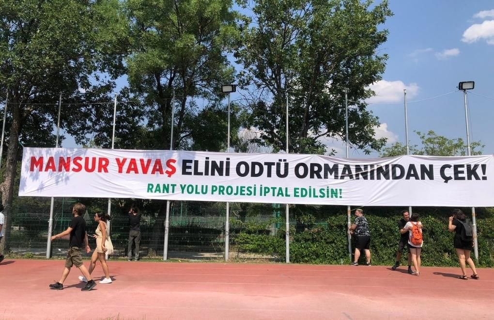gdevirecek111's tweet photo. Gökçek’ten Mansur’a ODTÜ Ormanı Saldırı Altında! 

İlk kez Melih Gökçek döneminde Rant Yolu projesi olarak g��ndeme gelen ve planlanan Rant Yolu projesi, okulumuz ormanını Ankara belediye başkanlarının yıllardır hedefi halinde.

Melih Gökçek döneminde de ODTÜ Ormanı hedef haline getirilmişti. Mansur Yavaş da bu projeye sadık kalarak Ankara’nın ve okulumuzun değeri olan ormanımıza rant hırsıyla saldırıyor. Bugün de ODTÜ Rant Yolunda iş makineleri görülüyor.

Ankara’nın en önemli değerlerinden olan ormanımızın üç beş patron ve rant hırsı uğruna tahrip edilmesi kabul edilemez.

Gökçek döneminde gece yarısı iş makineleriyle saldırdığınız okulumuzu nasıl koruduysak, bugün de iş makinelerinizi def edeceğiz!
