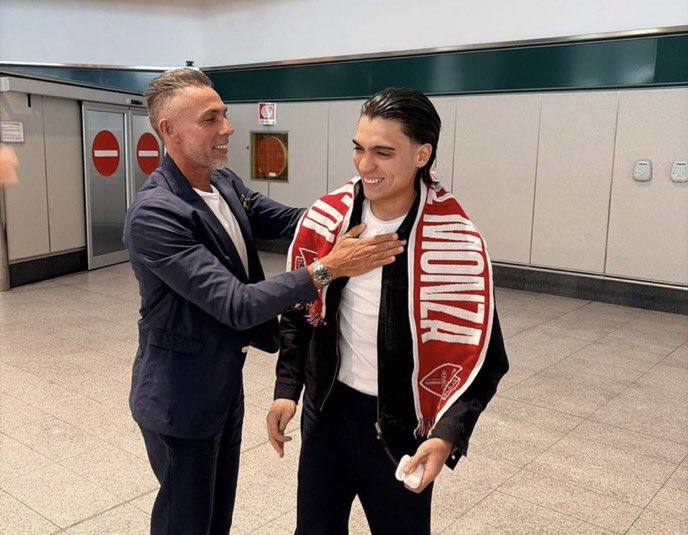 HereWeGoFabb's tweet photo. 🔴⚪️ Exequiel Zeballos has landed in Milano to join AC Monza as new signing from Boca Juniors.

El Chango, ready for new chapter. 🇦🇷 https://t.co/ZF9TbRiT3S
