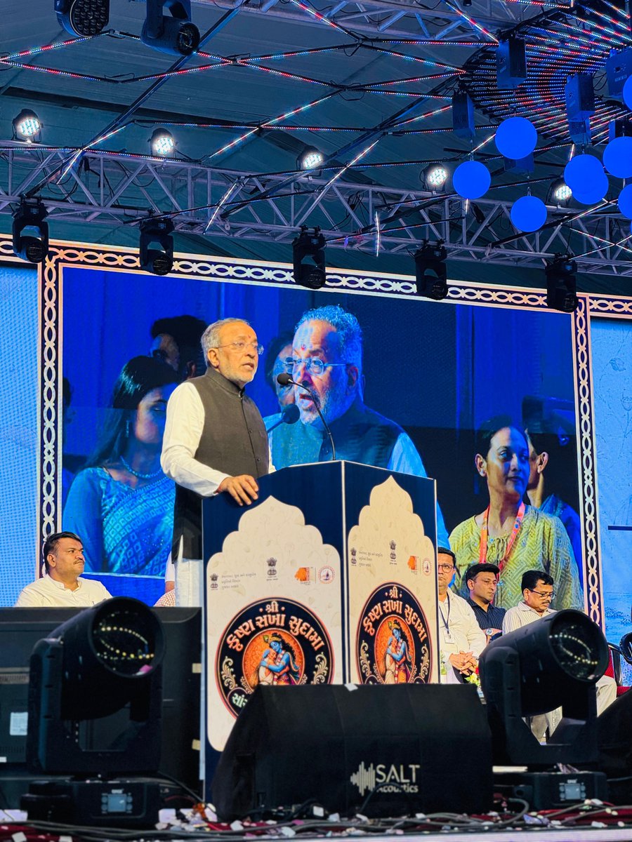 arjunmodhwadia's tweet photo. આજે પોરબંદરની પવિત્ર ધારા પર માનનીય કેન્દ્રીય મંત્રી ડૉ. મનસુખ માંડવિયાજીના વરદ હસ્તે ‘શ્રી કૃષ્ણ સખા સુદામા સાંસ્કૃતિક લોકમેળો-૨૦૨૬’ નો ભવ્ય શુભારંભ કરવામાં આવ્યો.

શ્રીકૃષ્ણના પરમ સખા સુદામાજીની પવિત્ર ભૂમિ પોરબંદરની ઐતિહાસિક પરંપરા, લોકસંસ્કૃતિ અને સાંસ્કૃતિક વિરાસતને જીવંત રાખતો આ મેળાનો મહોત્સવ પેઢીઓને સંસ્કૃતિ સાથે જોડતો અનેરો ઉત્સવ છે. 

રજવાડાના સમયથી ચાલી આવતી આ પરંપરાને મહાનગરપાલિકાના બહેતરીન આયોજન થકી નવી ભવ્યતા પ્રાપ્ત થઈ છે. ત્યારે આપ સૌ નગરજનો અને પ્રવાસીઓને નમ્ર અપીલ છે કે મેળાના આનંદ સાથે પોરબંદરની ગૌરવવંતી સંસ્કૃતિને ઉજવીએ અને સ્વચ્છતા જાળવીને તંત્રને પૂર્ણ સહયોગ આપીએ.