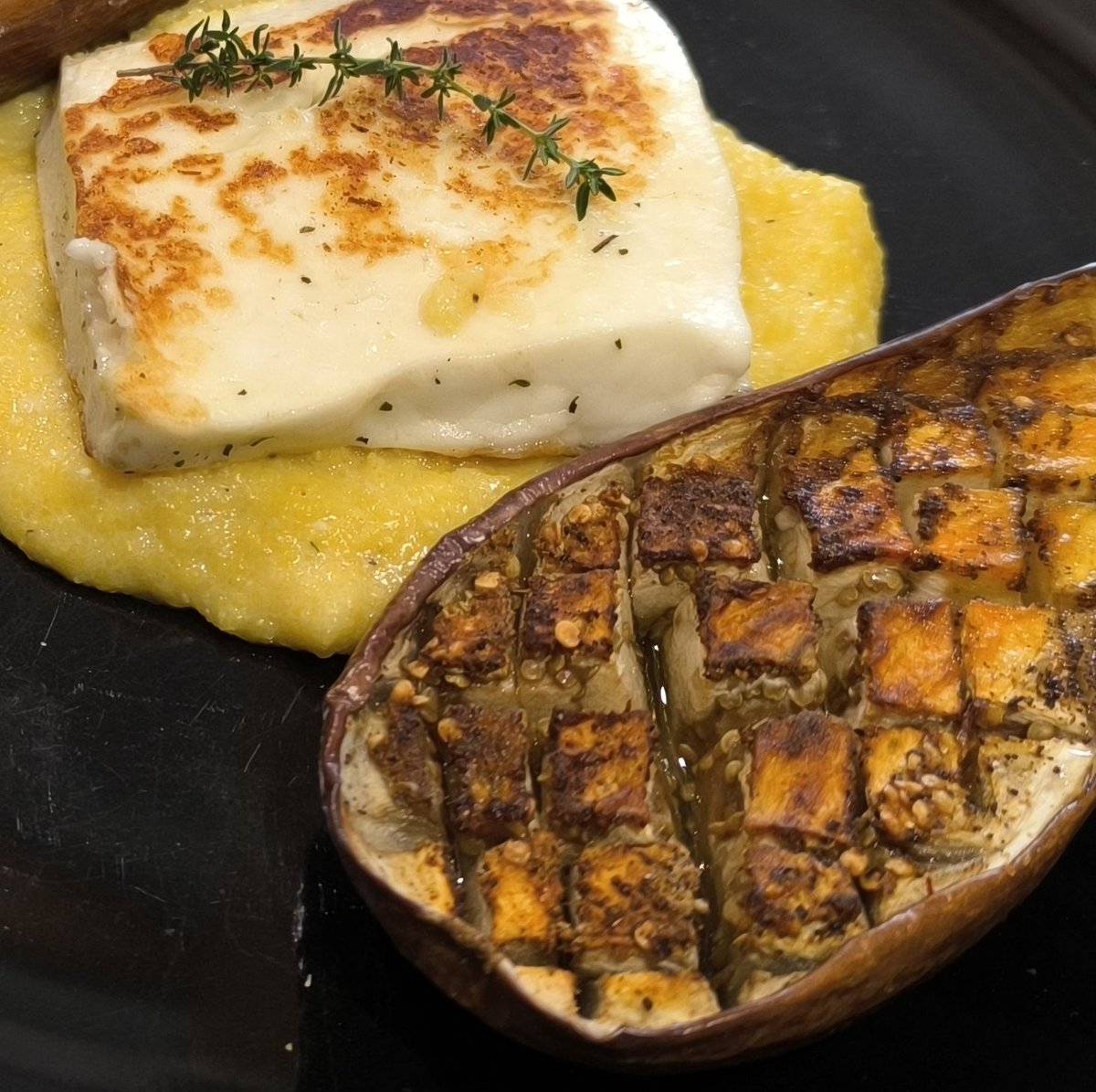 MikeKocht's tweet photo. #Melanzani eingeritzt, gut gewürzt und im Rohr gegart bringen Genuss mit wenig Arbeit.
Das gilt auch für cremige #Polenta, die erstaunlich gut dazu passt.
Eine Scheibe #Halloumi ist eine feine Ergänzung.
https://t.co/iJHcxrgSaX https://t.co/MYl2XVtgm1