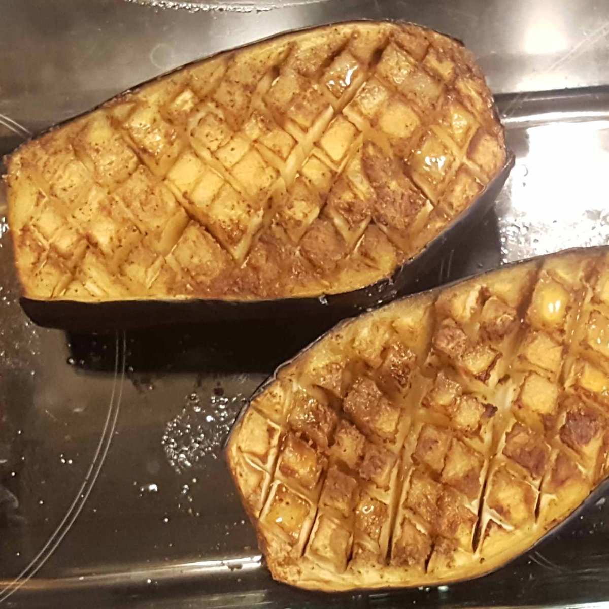 MikeKocht's tweet photo. #Melanzani eingeritzt, gut gewürzt und im Rohr gegart bringen Genuss mit wenig Arbeit.
Das gilt auch für cremige #Polenta, die erstaunlich gut dazu passt.
Eine Scheibe #Halloumi ist eine feine Ergänzung.
https://t.co/iJHcxrgSaX https://t.co/MYl2XVtgm1