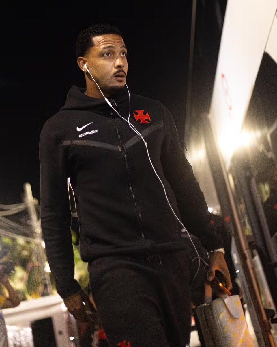 liberta___depre's tweet photo. David Corrêa, do Vasco, é suspeito de financiar o tráfico de drogas na Serra, na Grande Vitória.

Investigações encontraram conversas entre o atleta e seu ex-agente, Édson Vander da Silva Júnior, que atuava como chefe do crime em Serra Dourada 3.

Eles também trocaram mensagens sobre uma tentativa de homicídio ocorrida na região, em março de 2024.

O crime ocorreu em meio à uma disputa pelo domínio do tráfico. A vítima foi sequestrada e baleada pela desconfiança de que estaria passando informações para um grupo rival. O homem conseguiu fugir — e a partir da identificação e prisão dos suspeitos, a polícia chegou às conversas com o jogador.

As mensagens enviadas pelo atleta estavam no celular de Édson, preso por participação no crime. Em um dos trechos divulgados pela polícia, o também amigo do jogador enviou para David informações sobre o crime e o estado de saúde da vítima. "Ele mereceu tomar uns tiros mesmo", escreveu o jogador na mensagem.

Via: @g1 

📷Matheus Lima/Vasco
