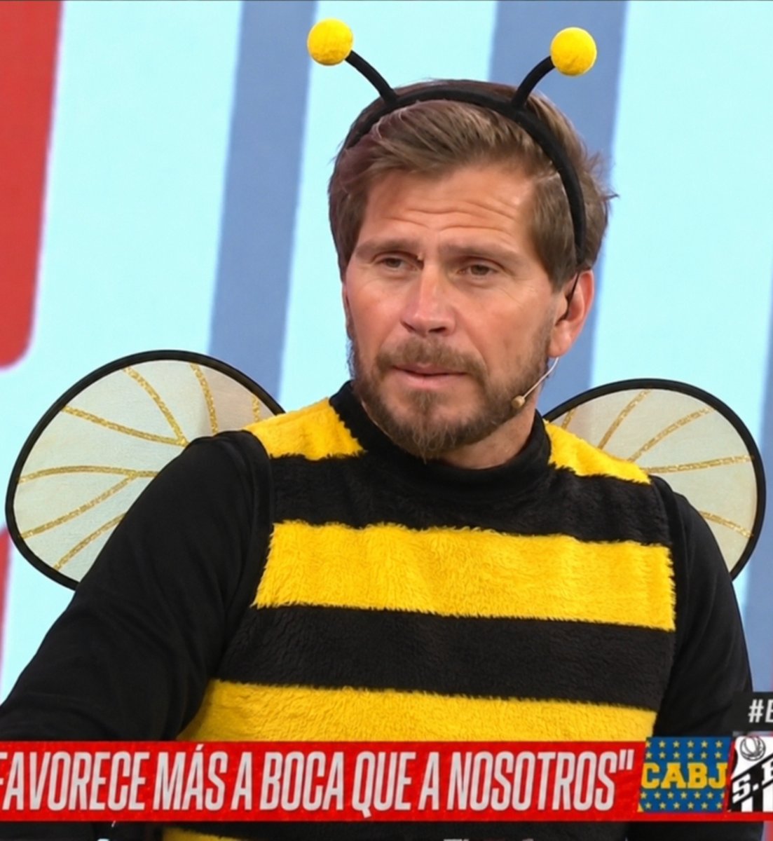 frabigol's tweet photo. - Vos hablás de miel y cuando te vi salir de la colmena eras un desastre. No sabías hacer un panal, no encontrabas una flor, picabas cualquier cosa. Hoy zumbas como si fueras la abeja reina. No entiendo. Sos un desastre. Quisiste ir al enjambre y ni las obreras te dejaron entrar. https://t.co/Z3AGhmXxHL