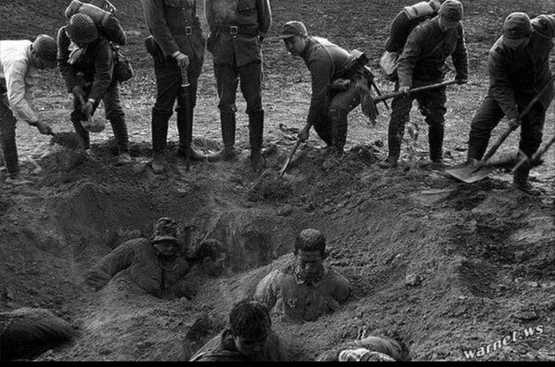 HistorylandHQ's tweet photo. Japanese soldiers bury alive Chinese prisoners of war. Nanjing, China, Sino-Japanese War, 1937 https://t.co/Nb3iziqIsd