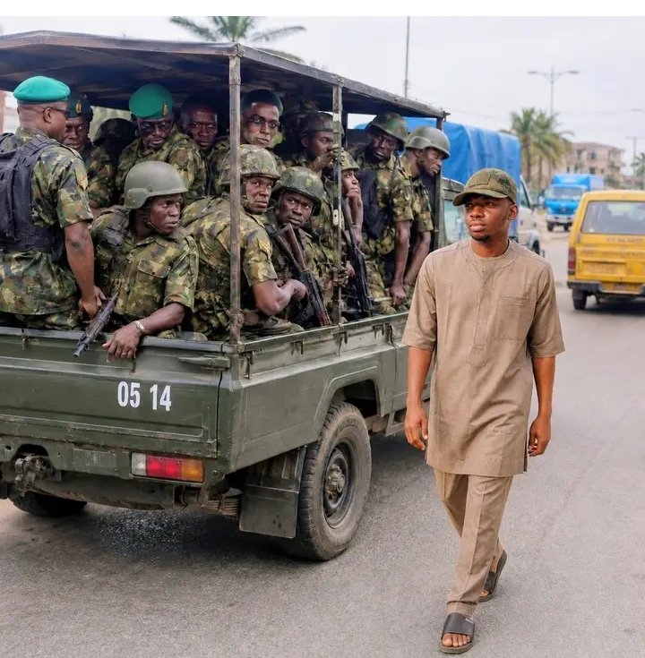 DabuunaConsy's tweet photo. Guess why the army's are looking at him https://t.co/7fsqjbBSWl