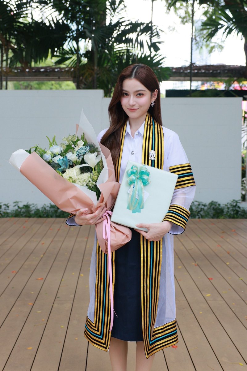 thaiupdate2021's tweet photo. Congratulations to Prim Chanikarn on her graduation.👩‍🎓 

#Primiilly 
#PrimiilyGraduationsDay
#thaiupdate2019 https://t.co/PP8rKyHRe2