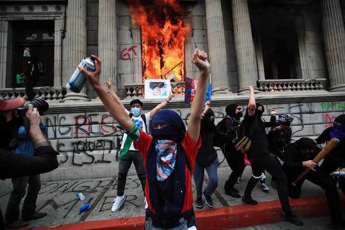 carlillos999's tweet photo. El 21/11/2021 durante la aprobación del presupuesto que fue de Q99.7 millardos los @msemillagt quemaron el Congreso de la República.

Ahora ellos para el 2027 quieren Q181.6 millardos. 

Es decir, casi Q100 millardos MÁS. 

Y ve 🤫

Es tan evidente quienes son los CORRUPTOS. https://t.co/yupx2ZgJ3U