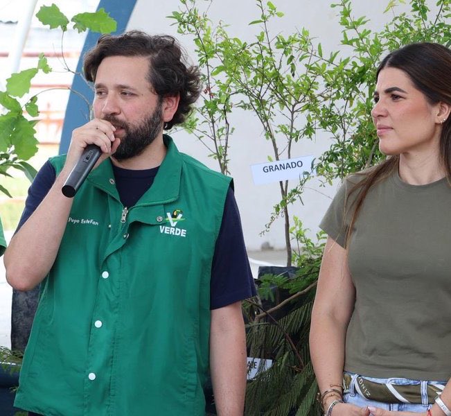 CapibaraOax's tweet photo. Capulina @_AvilesAlvarez y droopy @EvielPM los 2 APESTADOS del @partidoverdemex el 1ro ya hasta anda ofreciendo candidaturas y el 2do quiere a su hija en la capital 💩💩💩🤡🤡
@QueditoOax @TilicheOax @LaPuraNeta0 @el_inge_bombita @LaLenguaOax @Caballer0DLN @DoroteoMorro @ponglz https://t.co/3GUGPGfVwZ