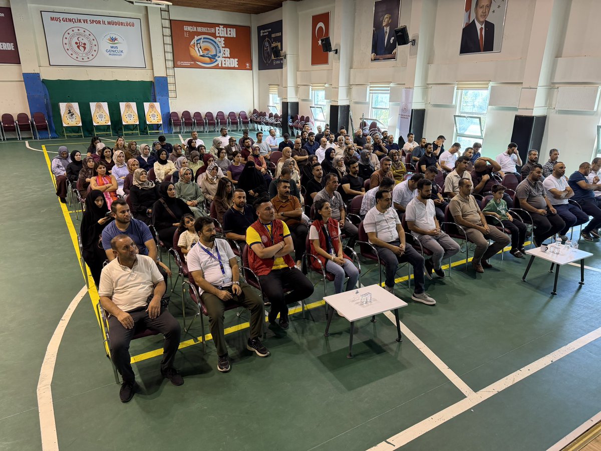 Mus_GM's tweet photo. Aile ve Sosyal Hizmetler İl Müdürlüğü Şiddet Önleme ve İzleme Merkezi (ŞÖNİM) personeli tarafından, İl Müdürlüğümüz personeline yönelik “Kadına Yönelik Şiddetle Mücadele ile Erken Yaşta ve Zorla Evliliklerle Mücadele Eğitimi” Gençlik Merkezi’nde gerçekleştirildi.📸
#GSBGM https://t.co/GKXheOsxxW