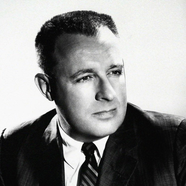 cole_is_typing's tweet photo. Ray Bradbury \/ “Bees do have a smell, you know, and if they don’t they should, for their feet are dusted with spices from a million flowers.” https://t.co/xJxjbTumOO