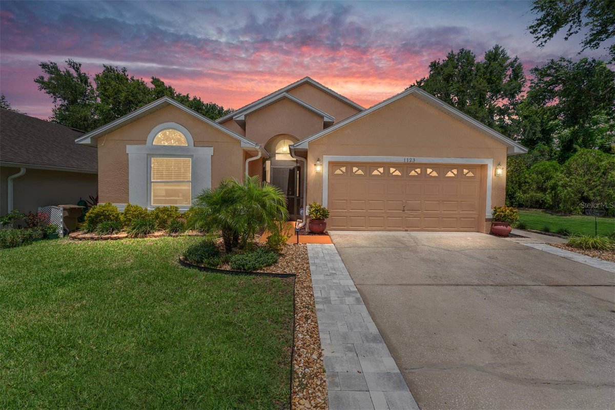 Stacythehomegi1's tweet photo. New listing alert in Groveland! ⛳️ Pool home on the golf course with hot tub, 4 beds, 2 baths, and 1,822 sq ft of ready space.
Golf-course homes here are in high demand—don’t wait to see this one.
Details: https://t.co/Z7BGzpYvAE
#Groveland #PoolHome https://t.co/DRJ8y0A8t0