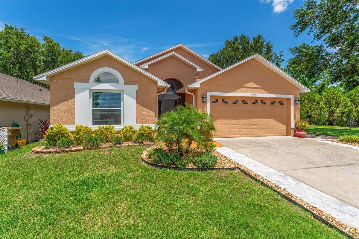 Stacythehomegi1's tweet photo. New listing alert in Groveland! ⛳️ Pool home on the golf course with hot tub, 4 beds, 2 baths, and 1,822 sq ft of ready space.
Golf-course homes here are in high demand—don’t wait to see this one.
Details: https://t.co/Z7BGzpYvAE
#Groveland #PoolHome https://t.co/DRJ8y0A8t0