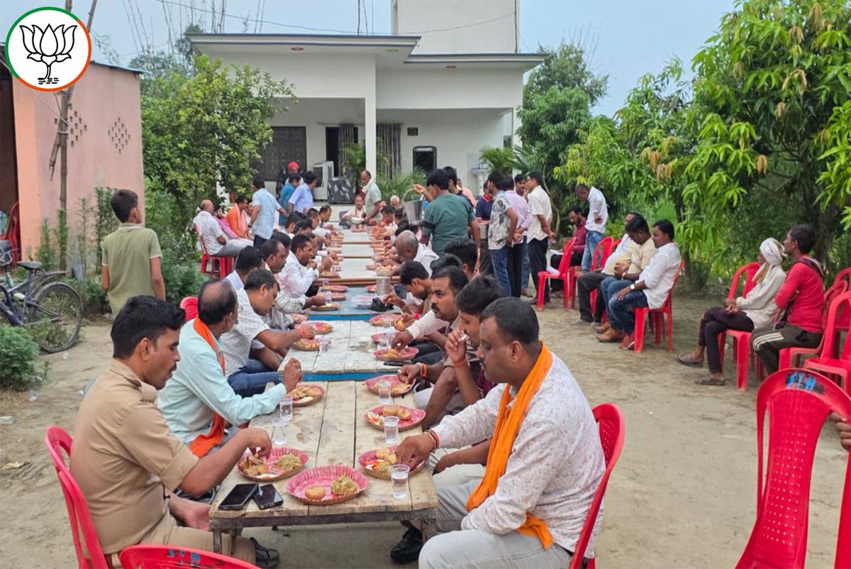 PNPathakBJP's tweet photo. आज अपने विधानसभा क्षेत्र कुशीनगर के सिधावे टोला, कछुईया में सचिदानंद जी के आवास पर भारतीय जनता पार्टी के पदाधिकारीगण, कार्यकर्ता बंधुओं एवं स्थानीय सम्मानित जनों के साथ सहभोज में सम्मिलित हुआ।

इस अवसर पर सभी साथियों के साथ आत्मीय संवाद एवं सुखद चर्चा हुई। https://t.co/DVUDiUhBKe