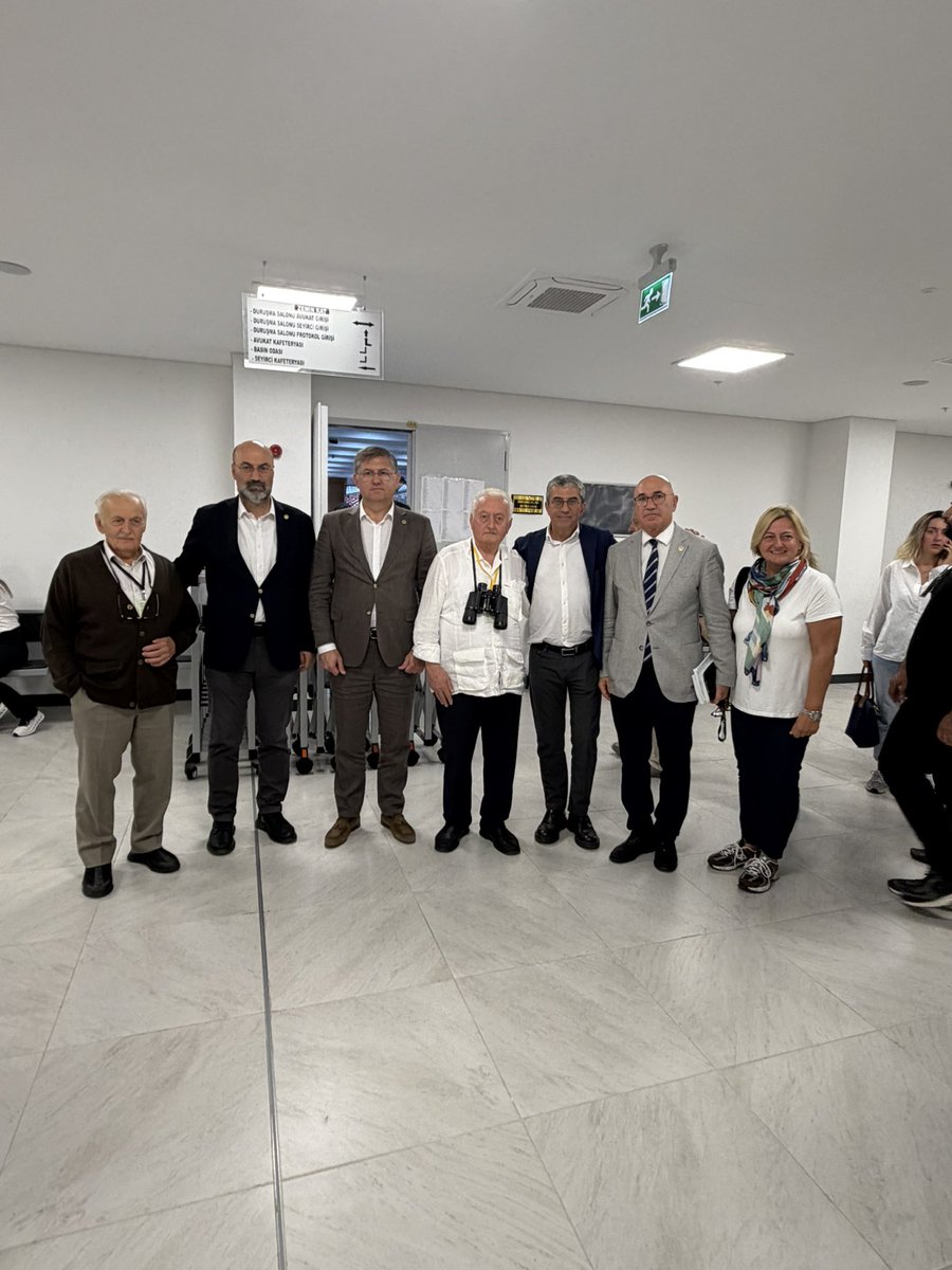 gunaydingokhan's tweet photo. Ekrem İmamoğlu 30 dakikalık tahliye talebi vesilesiyle alabildiği sözde, Mahkeme karşısında; 

* İddianameyi hazırlayan Başsavcısının Adalet Bakanı ve HSK başkanı olmasını, TV’lerden yaptığı yorumlarla yargısal süreçlere müdahale etmesini, 
* Avukatının tutuklanmasını, savunmasının yaptırılmamasını, savunmasını anlatan kitabının basımının engellenmesini,
* Kendisinden helallik isteyen etkin pişman ifadesi veren kişinin, sorgusu sürerken savcı tarafından tutuklanmasının istenmesini ve bu suretle tüm tanık ve sanıkların hapisle korkutularak ifadelerinin yönlendirilip baskılanmasını, 
* Kaçma ihtimali, tanıkları baskılama ihtimali bulunmamasına rağmen 1.5 yılı aşan tutukluluk sürelerinin açıkça cezalandırılma oluşunu,
* Adil yargılanma koşulları oluşturulmadan kendisi adına bir tahliye talebinin olamayacağını,
* uzun süredir tutuklu olan kadınları, çalışanları, avukatını, akrabalık nedeniyle esir tutulanların tahliye edilmesi gerektiğini,

Açık ifadelerle anlattı..

“Aziz milletim, millet şahidimdir, adaletsizliği kanıksamayın” diyerek sözlerini tamamladı..