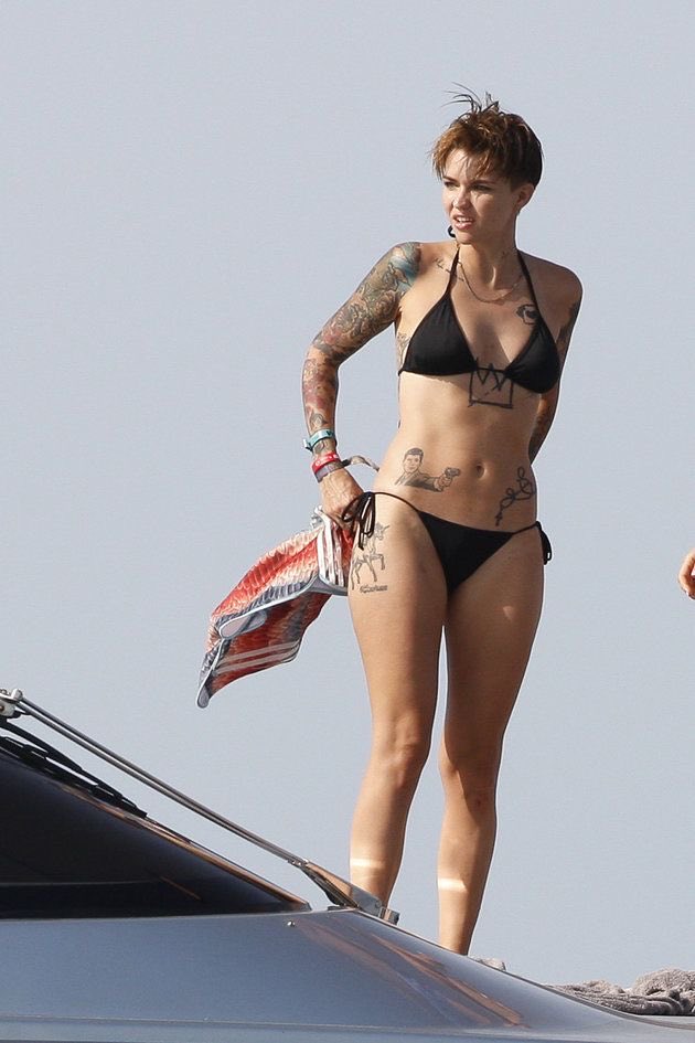 KMorrigan_NMS's tweet photo. Buena pregunta.

-le guiñó un ojo mientras se quitaba la camiseta.-

Mientras te decidías he ido a ponerme el bikini, así que ya estoy lista. https://t.co/kgeZQZofCm