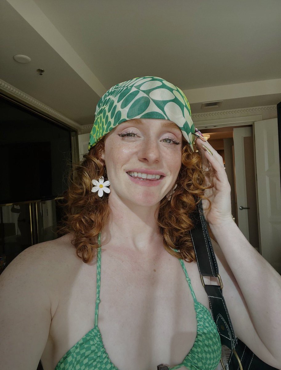 AmyGingerHem's tweet photo. summer look hitting different today🍃 https://t.co/x7oXXlCJKx