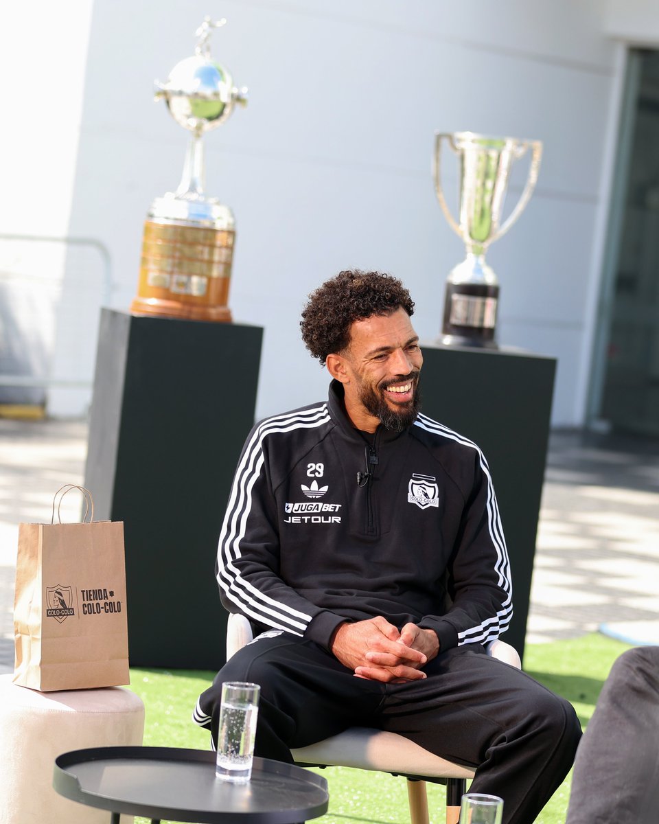ColoColo's tweet photo. 📷🤟🏻 ¡ASÍ FUE LA ENTREVISTA A VOZINHA!

“De Josimar a Vozinha”, una entrevista exclusiva realizada por nuestro medallista olímpico Fernando González desde el Estadio Monumental 🧤⚪️⚫️

🎬 Ya disponible el Making Of de esta entrevista en nuestro canal de YouTube.

¡No te lo pierdas! 👀🔥