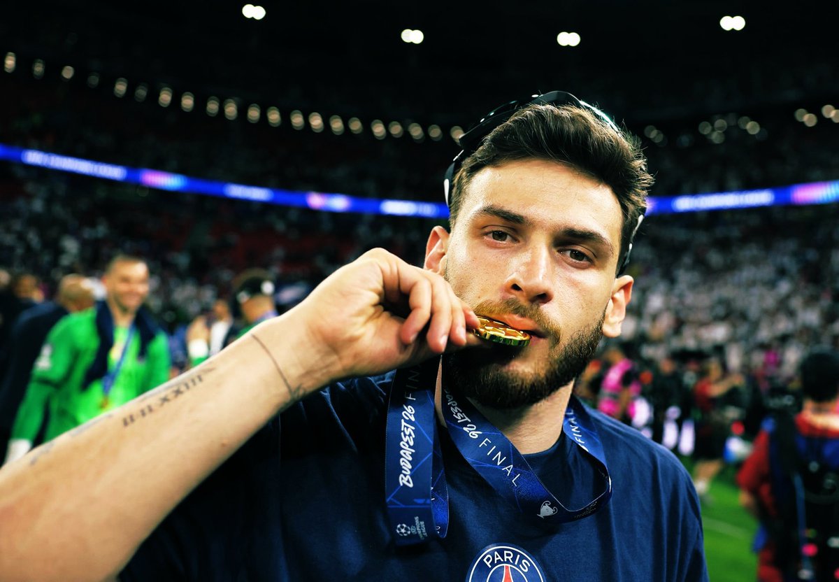 ZoneFootActu's tweet photo. 🚨❤️💙 LE PSG VEUT PROLONGER KHVICHA KVARATSKHELIA 🇬🇪 AVANT LE BALLON D’OR ! 🏆

Les discussions avancent très positivement et un accord est jugé très probable. Le nouveau contrat pourrait aller jusqu’en 2030 ou 2031, avec une revalorisation salariale. 💰

🗞️ @lequipe https://t.co/Pbdedid4Nd