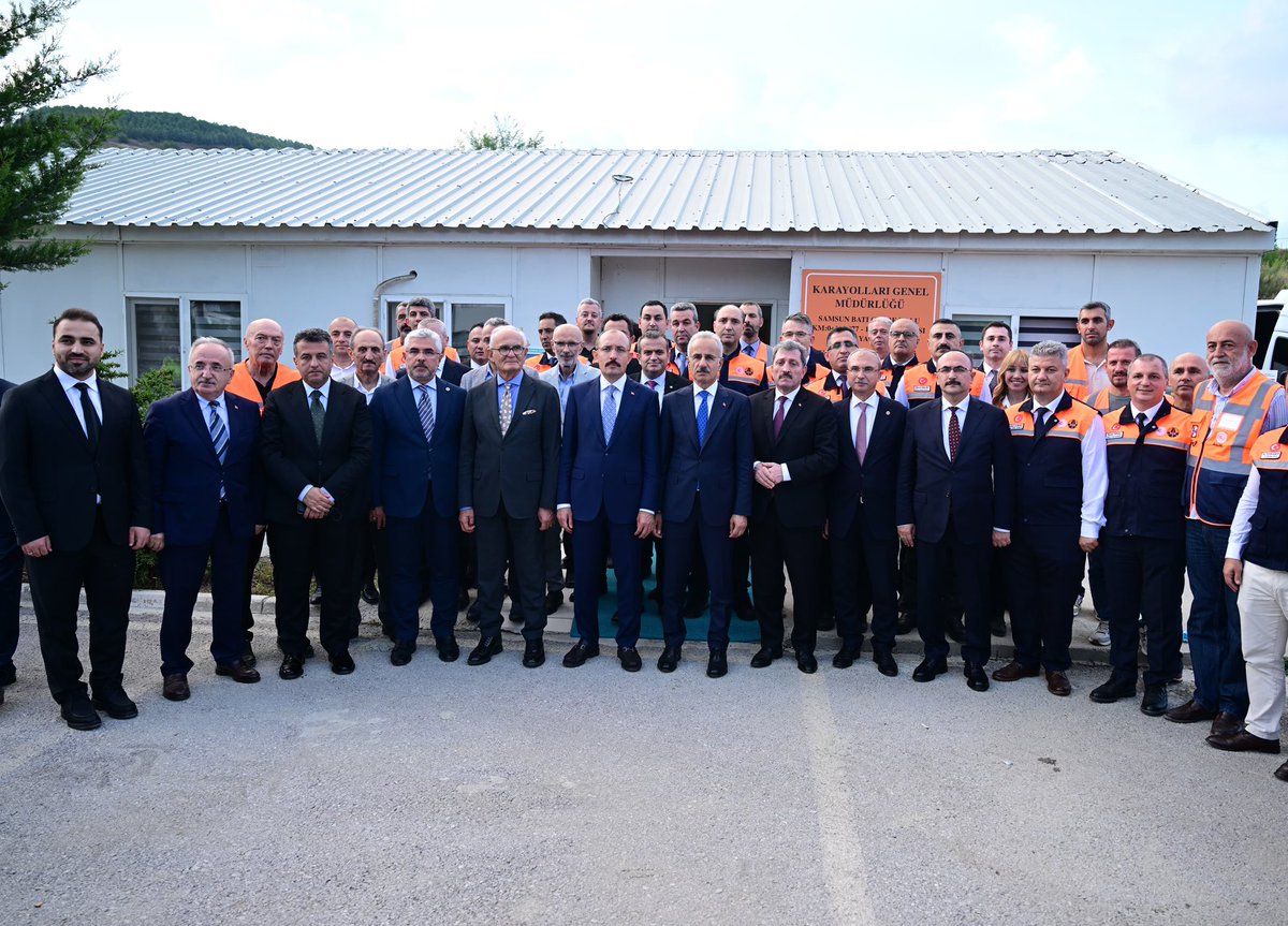 a_uraloglu's tweet photo. Samsun’un ulaşımını güçlendirecek yatırımlarımızı sahada, çalışma arkadaşlarımızla birlikte takip ediyoruz. 🛣️

Samsun Batı Çevre Yolu şantiyemizde devam eden çalışmaları yerinde inceleyerek projemizin son durumuna ilişkin Karayolları ekiplerimizden bilgi aldık. 👷🏻‍♂️

Şehrimizin artan ulaşım ihtiyacına cevap verecek, şehir içi trafiğini rahatlatacak projelerimizi kararlılıkla sürdürüyoruz. 🚧

Türkiye’nin dört bir yanında gece gündüz demeden çalışan tüm mesai arkadaşlarımıza kolaylıklar diliyorum. 💫

📍Samsun

#TürkiyeHızlanıyor 🇹🇷